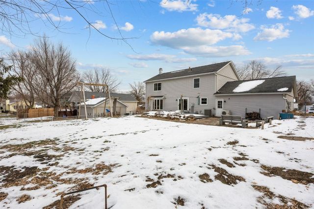 7001 Surrey Dr NE, Cedar Rapids, IA 52402