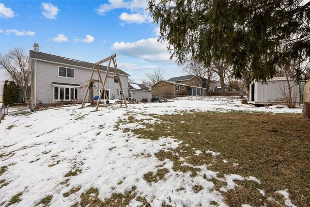 7001 Surrey Dr NE, Cedar Rapids, IA 52402