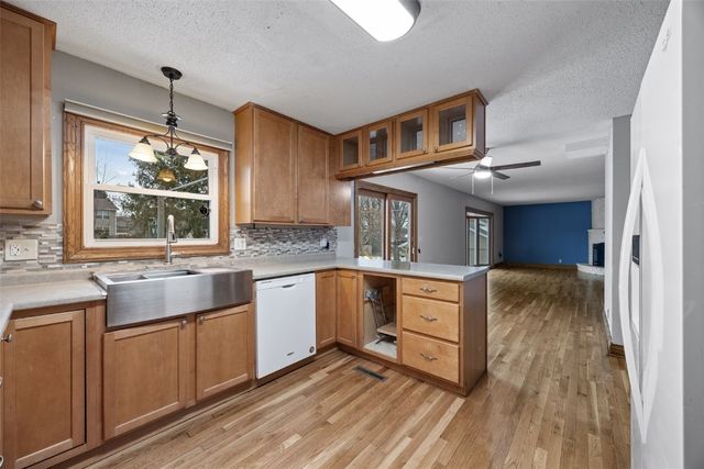 7001 Surrey Dr NE, Cedar Rapids, IA 52402