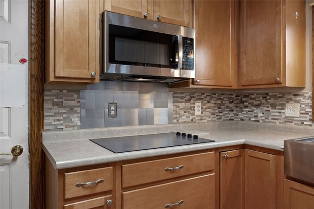 7001 Surrey Dr NE, Cedar Rapids, IA 52402