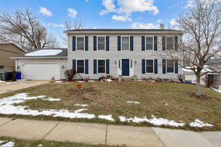 7001 Surrey Dr NE, Cedar Rapids, IA 52402