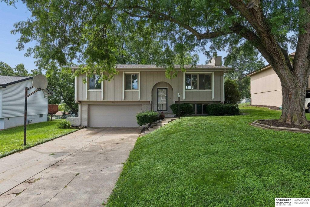 11035 W Street, Omaha, NE 68137