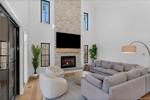 6 Conifer Court, Poughkeepsie, NY 12603