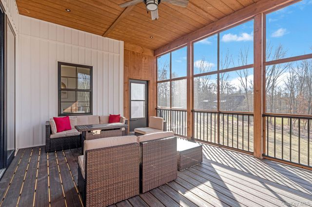 6 Conifer Court, Poughkeepsie, NY 12603