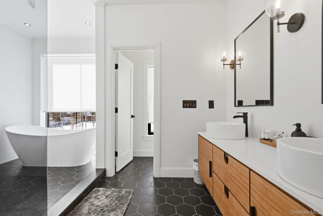 6 Conifer Court, Poughkeepsie, NY 12603