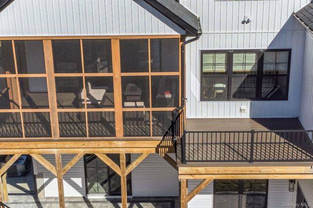 6 Conifer Court, Poughkeepsie, NY 12603