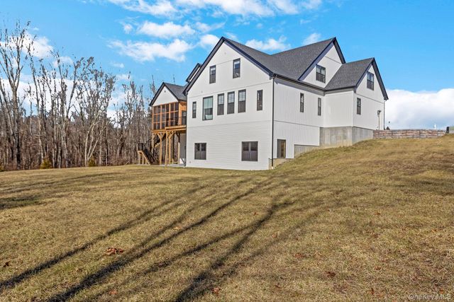 6 Conifer Court, Poughkeepsie, NY 12603