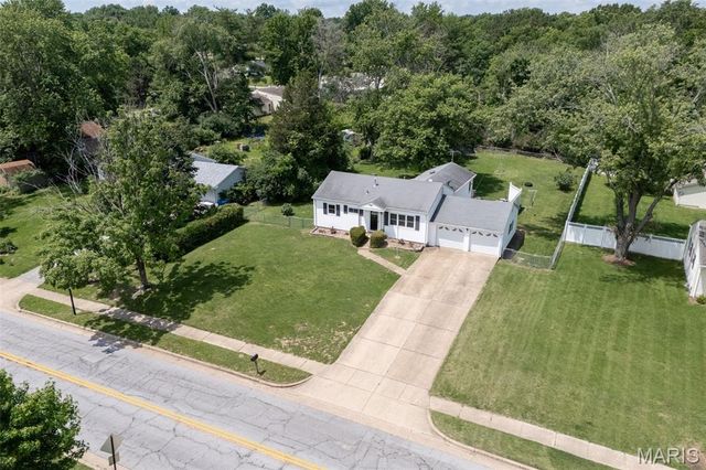 207 Hillsdale Drive, Ballwin, MO 63011