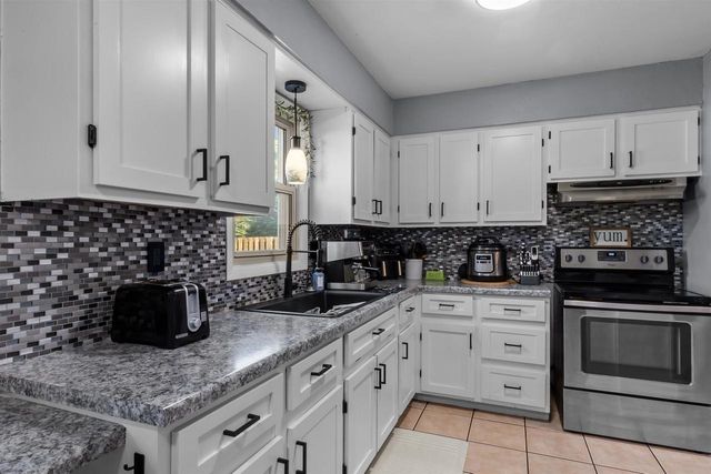 1147 GREEN ACRES LANE, Neenah, WI 54956
