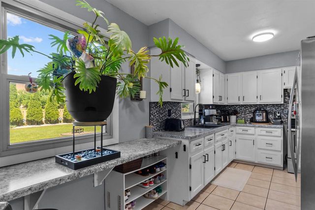 1147 GREEN ACRES LANE, Neenah, WI 54956