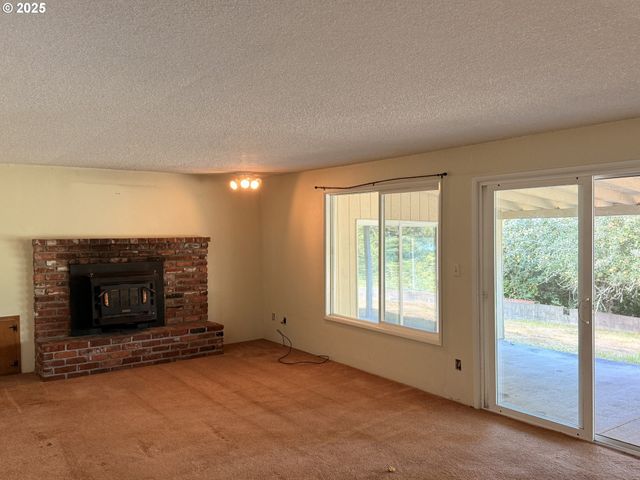 93924 KIRKENDALL Ln, North Bend, OR 97459