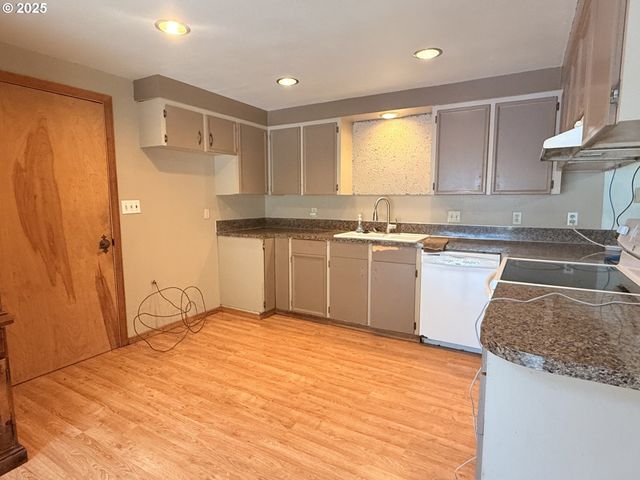 93924 KIRKENDALL Ln, North Bend, OR 97459