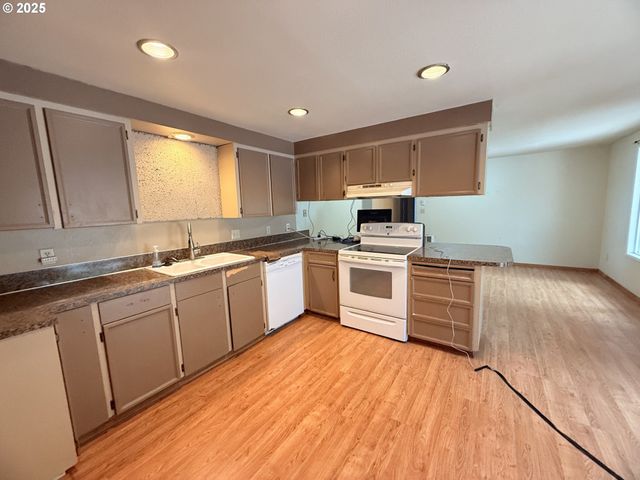 93924 KIRKENDALL Ln, North Bend, OR 97459