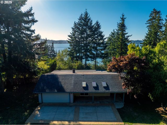 93924 KIRKENDALL Ln, North Bend, OR 97459