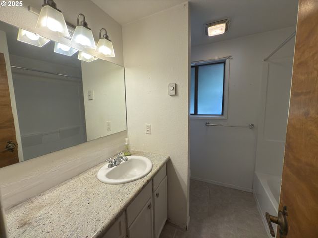 93924 KIRKENDALL Ln, North Bend, OR 97459