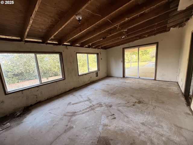 93924 KIRKENDALL Ln, North Bend, OR 97459