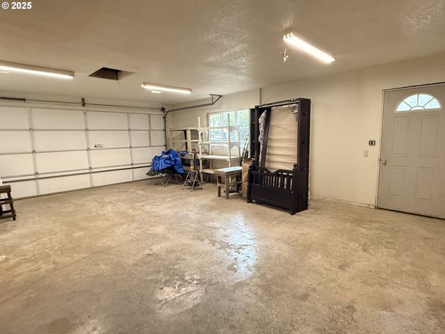 93924 KIRKENDALL Ln, North Bend, OR 97459