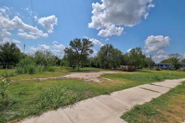 107 N Robinson ST, Taylor, TX 76574