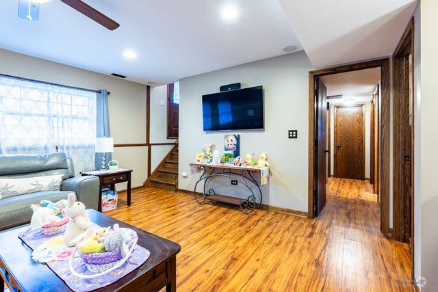 67 Kenilworth Avenue, Elk Grove Village, IL 60007