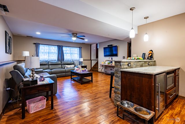 67 Kenilworth Avenue, Elk Grove Village, IL 60007