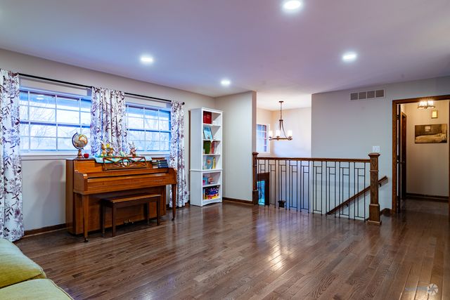 67 Kenilworth Avenue, Elk Grove Village, IL 60007