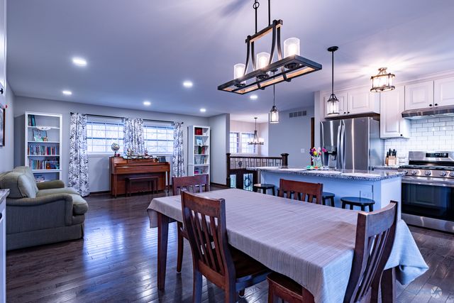 67 Kenilworth Avenue, Elk Grove Village, IL 60007