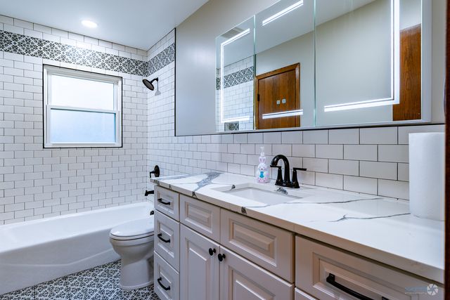 67 Kenilworth Avenue, Elk Grove Village, IL 60007