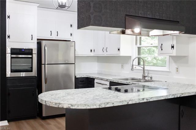 6 Luanita LN, Newport News, VA 23606