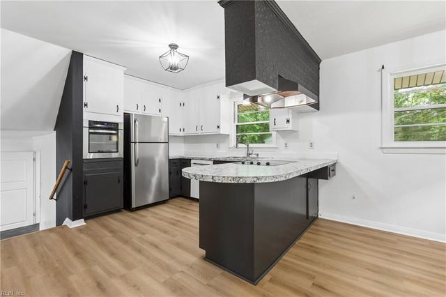 6 Luanita LN, Newport News, VA 23606