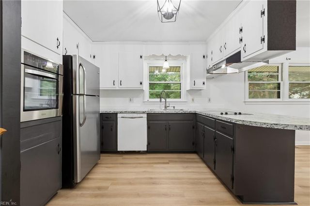 6 Luanita LN, Newport News, VA 23606