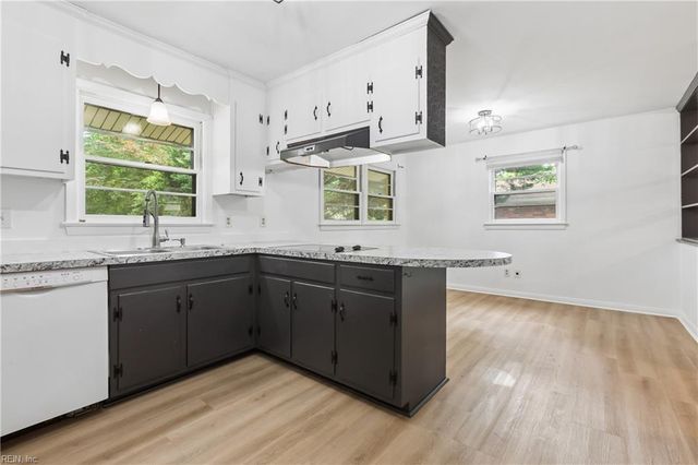 6 Luanita LN, Newport News, VA 23606