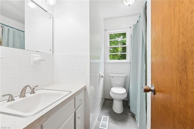 6 Luanita LN, Newport News, VA 23606