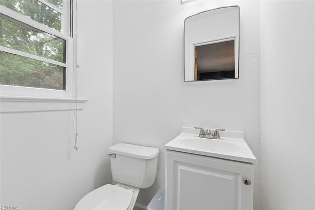 6 Luanita LN, Newport News, VA 23606