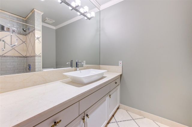6324 Briar Rose Drive 198, Houston, TX 77057