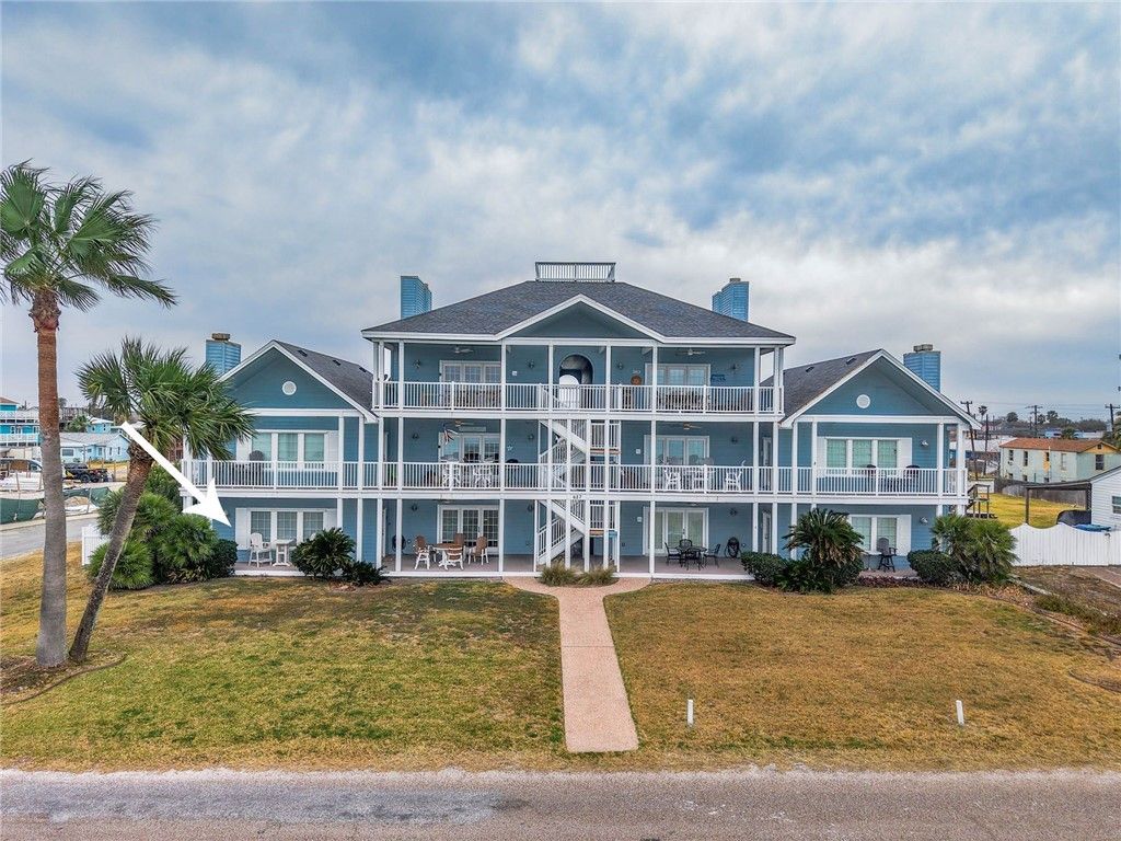 627 S Water St 101, Rockport, TX 78382 — photo 2