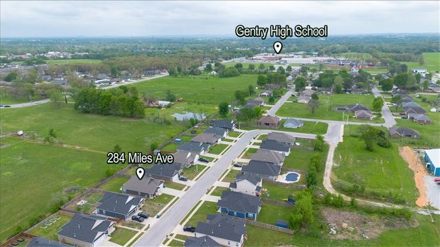 284 Miles Avenue, Gentry, AR 72734