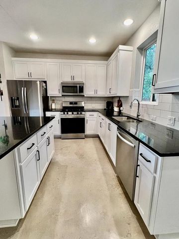 1924 Bunche RD A, Austin, TX 78721