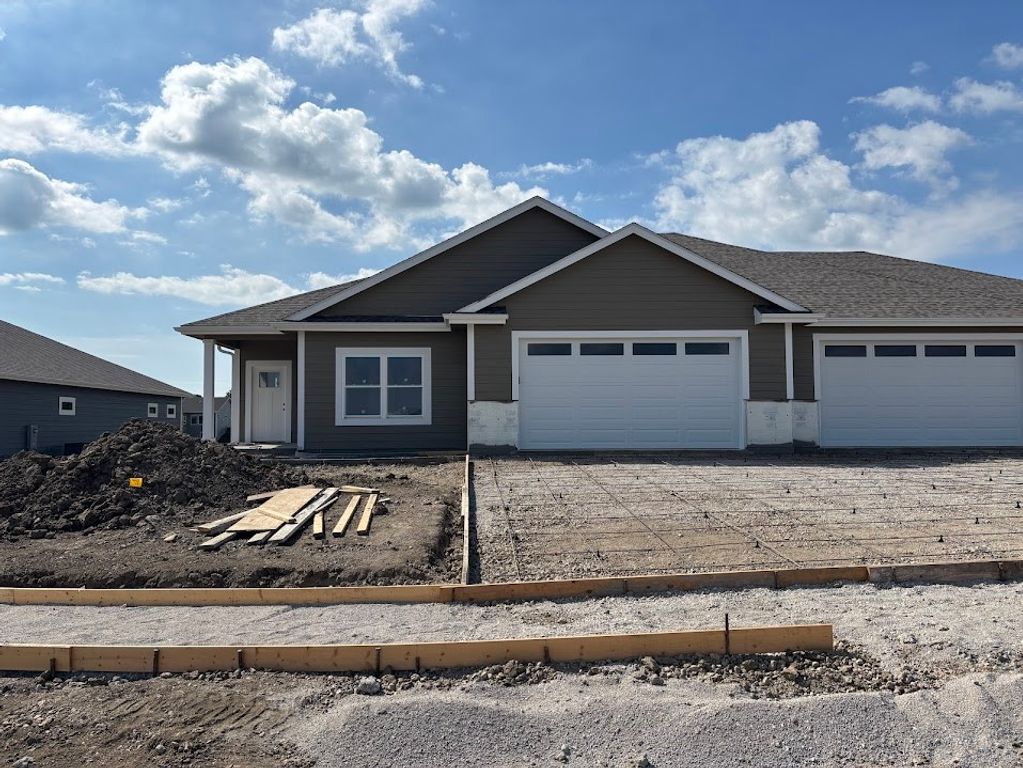 2347 N 10th Avenue E, Newton, IA 50208