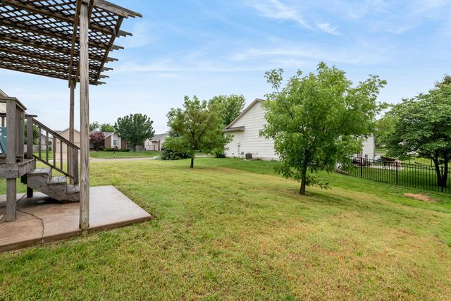 309 N Crest Cir, Wichita, KS 67206