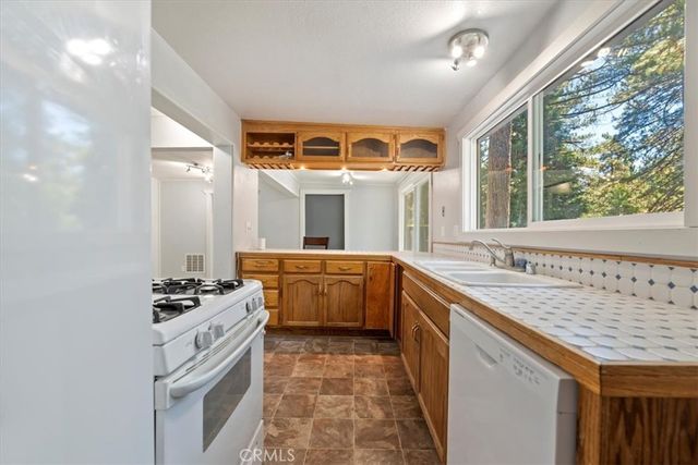 26625 Lake Forest Drive, Twin Peaks, CA 92391