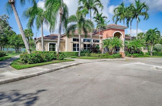 1125 Butternut Ln, Hollywood, FL 33019