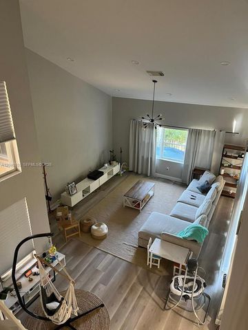 1125 Butternut Ln, Hollywood, FL 33019