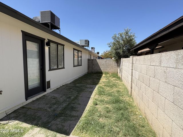 5725 N 68th Avenue, Glendale, AZ 85303
