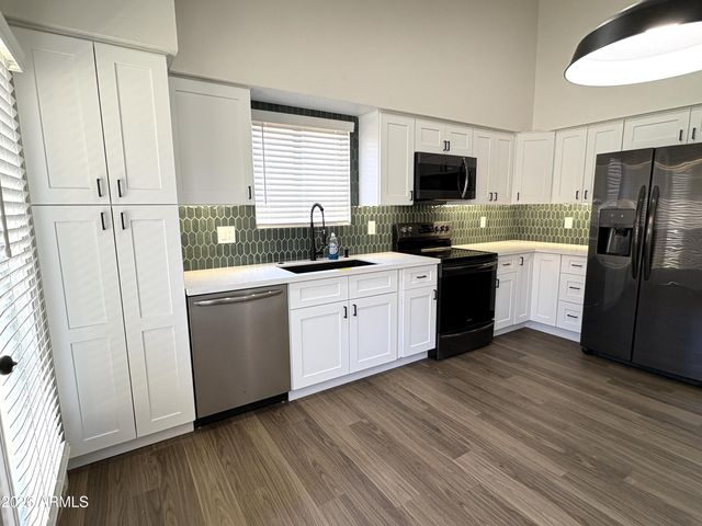 5725 N 68th Avenue, Glendale, AZ 85303