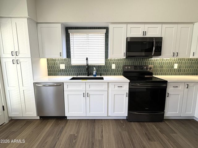 5725 N 68th Avenue, Glendale, AZ 85303