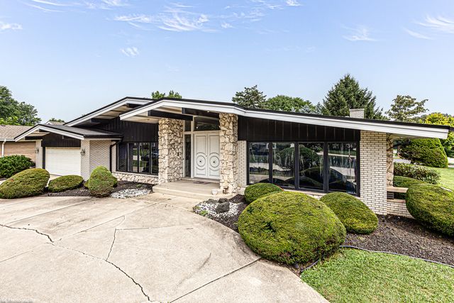 12138 S Cheyenne Drive, Palos Heights, IL 60463