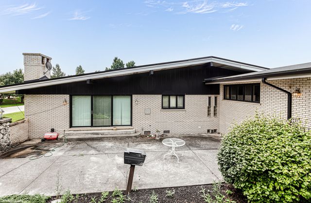 12138 S Cheyenne Drive, Palos Heights, IL 60463