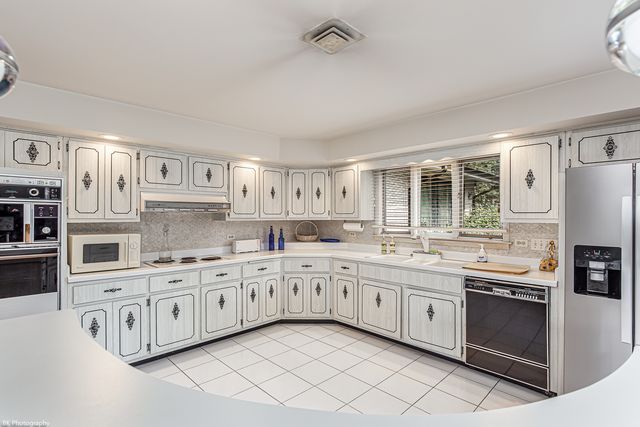 12138 S Cheyenne Drive, Palos Heights, IL 60463