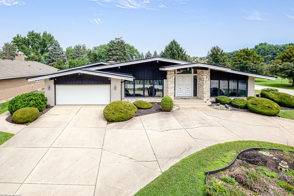 12138 S Cheyenne Drive, Palos Heights, IL 60463