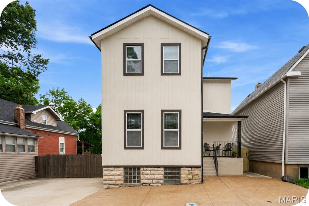 9840 Luna Avenue, St Louis, MO 63125